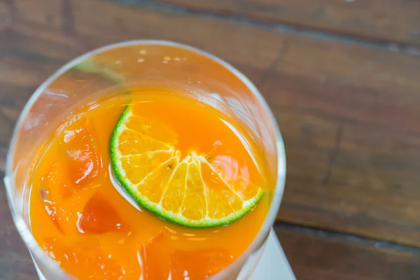 木製のテーブルの上のオレンジ ジュース . — ストック写真