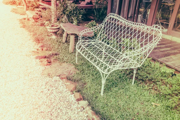 Banc dans le parc verdoyant. (Image filtrée traitée vintage ef — Photo