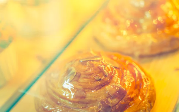 Pasteles de colores brillantes en el refrigerador  . — Foto de Stock