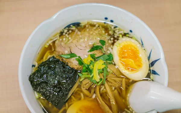 Fideos de ramen japoneses en la mesa — Foto de Stock