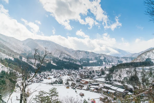 白川乡冬季有雪花飘落，日本 — 图库照片