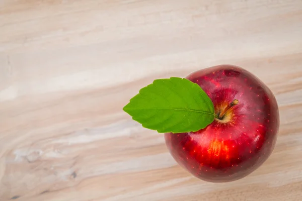 Äpfel auf Holz Hintergrund . — Stockfoto