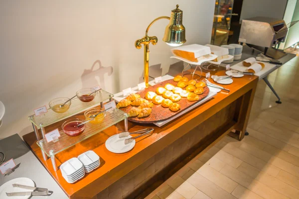 Sortimento de pastelaria fresca na mesa em buffet  . — Fotografia de Stock