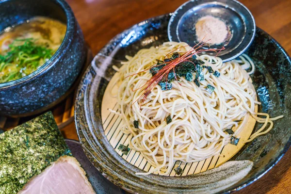 テーブルの上の日本のラーメン — ストック写真