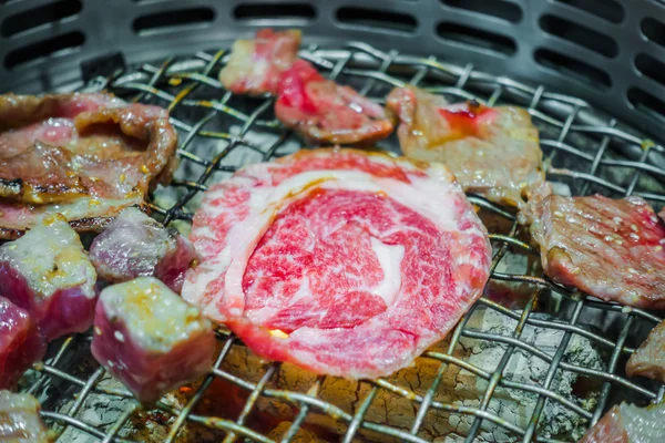 Японский стиль Сырая свежая говядина на горячем гриле барбекю  . — стоковое фото