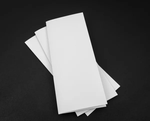 Papel modelo triplo branco sobre fundo preto  . — Fotografia de Stock