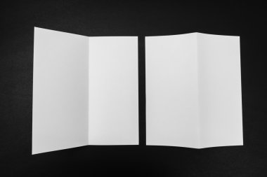 Bifold beyaz şablon kağıt üzerinde siyah arka plan .
