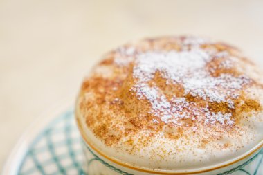 Ahşap masadaki Latte Kahve Sanatı