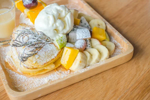 Pfannkuchen und Obst mit Eis auf dem Tisch . — Stockfoto