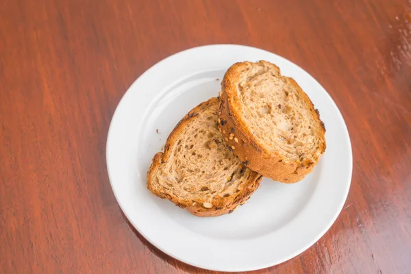 Pan tostado en un plato blanco   . —  Fotos de Stock