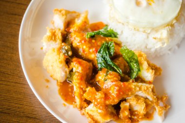 Çıtır tavuklu pilav ve kızarmış yumurta. .