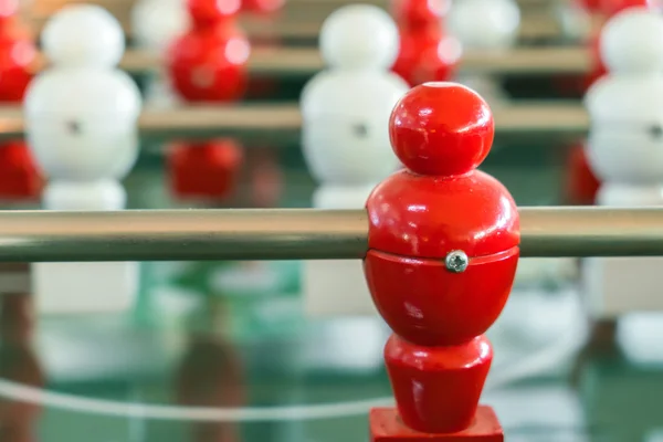 Tischkicker mit rot-weißem Spieler . — Stockfoto