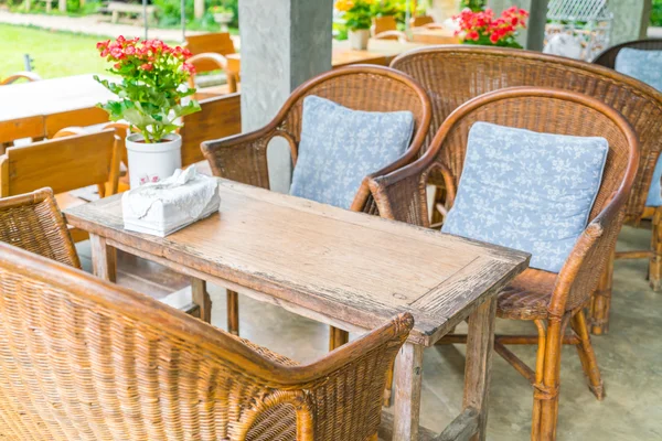 Столы и стул в ресторане открытого кафе  . — стоковое фото
