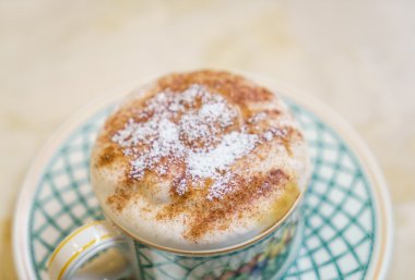 Ahşap masadaki Latte Kahve Sanatı