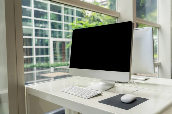 Ordenador en la mesa en la oficina, Espacio de trabajo  . —  Fotos de Stock