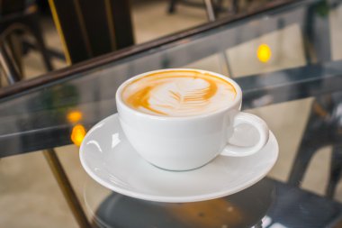 Latte Kahve sanat masada .