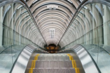 Modern binada yürüyen merdiven