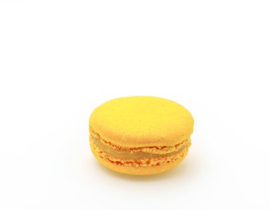 Beyaz arkaplanda Fransız renkli badem kurabiyeleri .