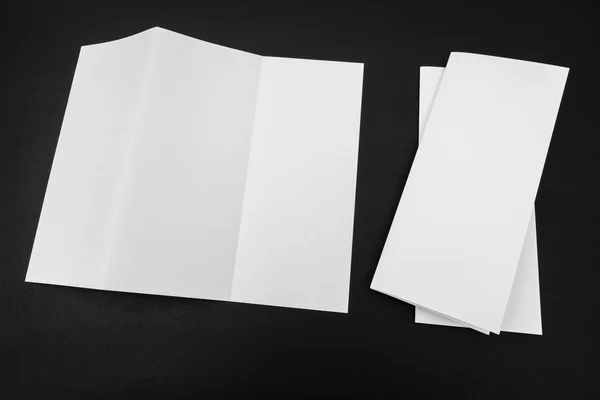 Papel modelo triplo branco sobre fundo preto  . — Fotografia de Stock