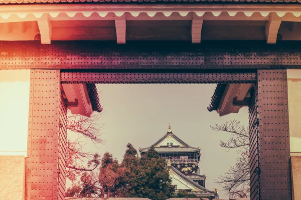 Osaka castle i Osaka Japan (filtrerad bild behandlas vintage e — Stockfoto