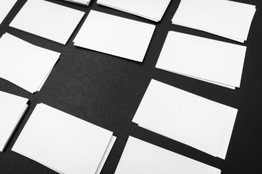 Kartvizit siyah arka plan üzerine .