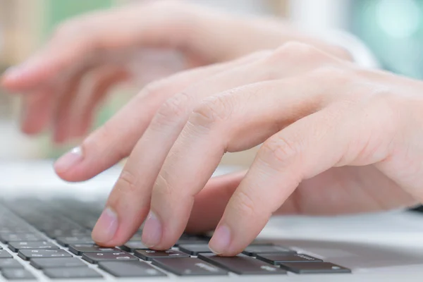 Gros plan de femme d'affaires tapant à la main sur le clavier de l'ordinateur portable . — Photo
