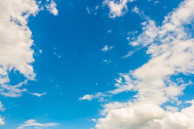 mavi gökyüzünde bulut .