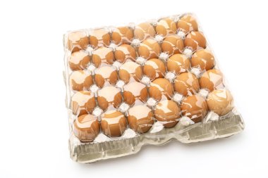 Beyaz Arkaplanda taze yumurtalar .