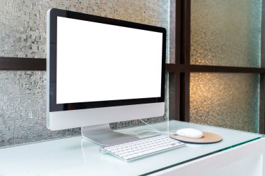 Bilgisayar ofiste tabloda .