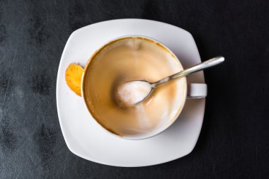 Boş fincan kahve masada .