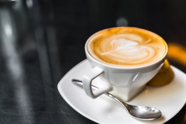 Latte Kahve sanat masada .