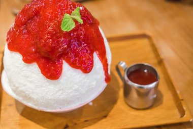 Kore tatlı: Bing Su çilek ile .