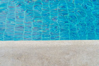 Mavi Yüzme Havuzu et kalınlığı ile su yivli .