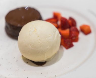 çikolata lav kek dondurma ile .