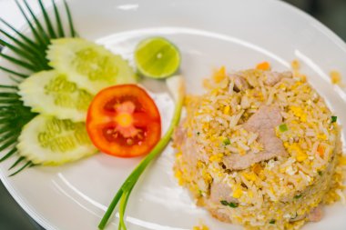 Sebzeli kızarmış pirinç .