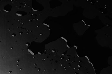 Su üzerinde siyah blackground damla .