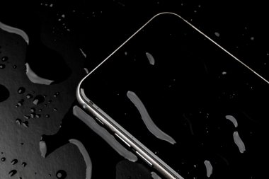 Siyah backgrou su sıçramasına ile su geçirmez akıllı telefon