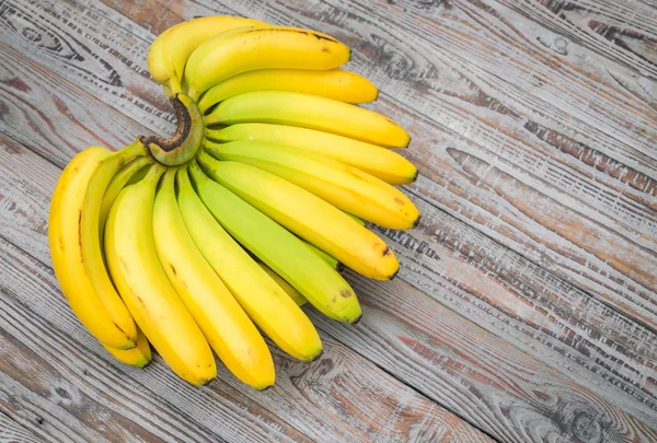 Bananas frescas na mesa de madeira . — Fotografia de Stock