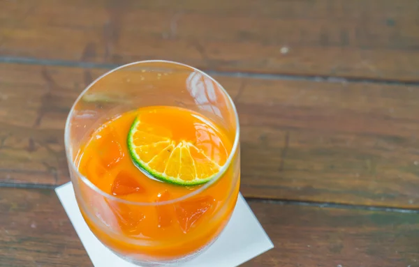 Zumo de naranja sobre mesa de madera  . — Foto de Stock