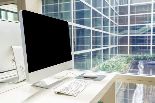 Computer op tafel in kantoor, werkruimte . — Stockfoto