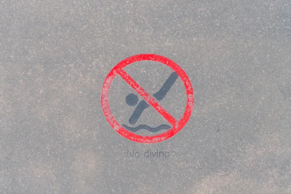 No diving warning sign at the poolside . — Stock Photo, Image