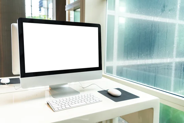 Computer op tafel in kantoor, werkruimte . — Stockfoto