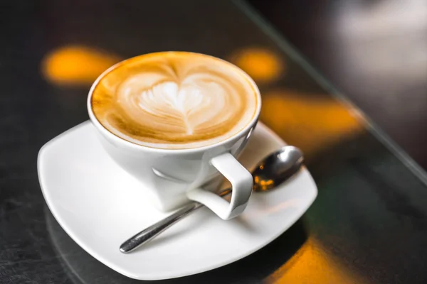 Káva Latte art na stůl . — Stock fotografie