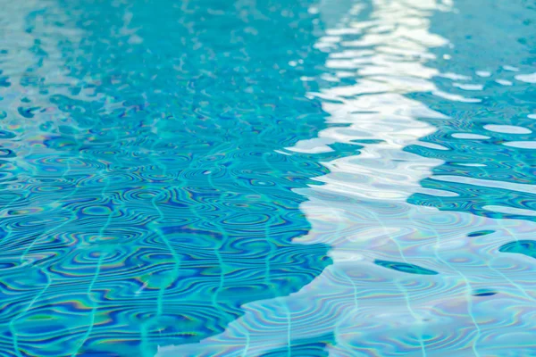 Μπλε πισίνα πτυχωτό νερό . — Φωτογραφία Αρχείου