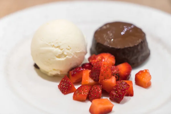 Bolo de chocolate Lava com sorvete  . — Fotografia de Stock