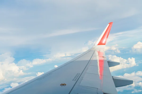 구름 위를 나는 비행기의 날개 . — 스톡 사진