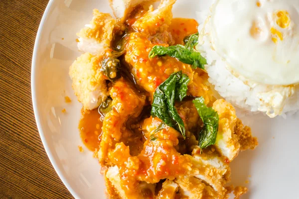 Arroz com frango crocante e ovo frito . — Fotografia de Stock