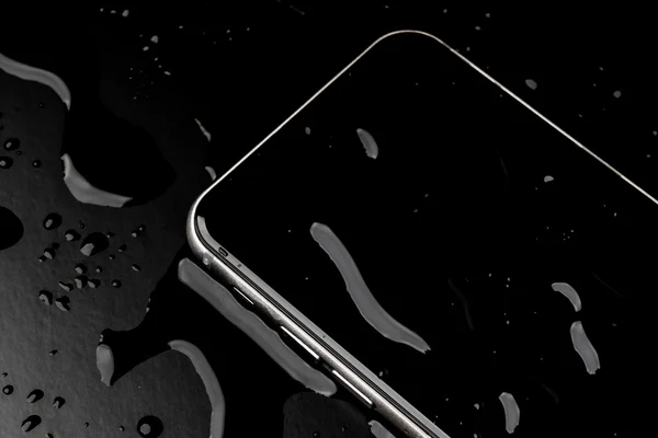 Waterdichte smartphone met spatten van water op zwarte CHTERGRO — Stockfoto