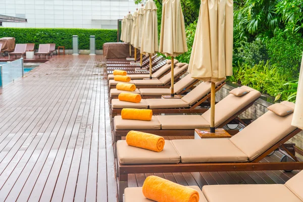 Swimming pool with relaxing seats . — Stock Photo, Image