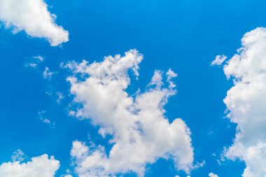 mavi gökyüzünde bulut .